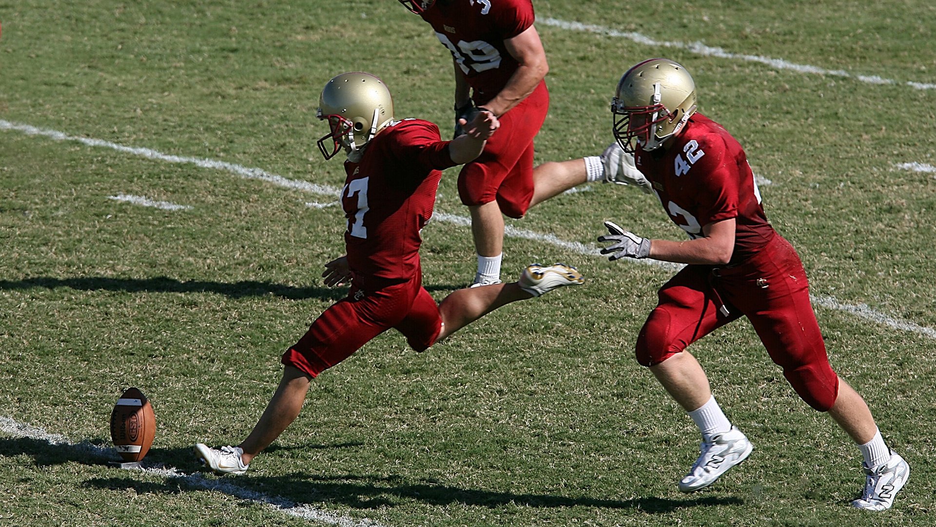_蓝色海域滑翔：在海浪中自由飞翔_，蓝色的海域